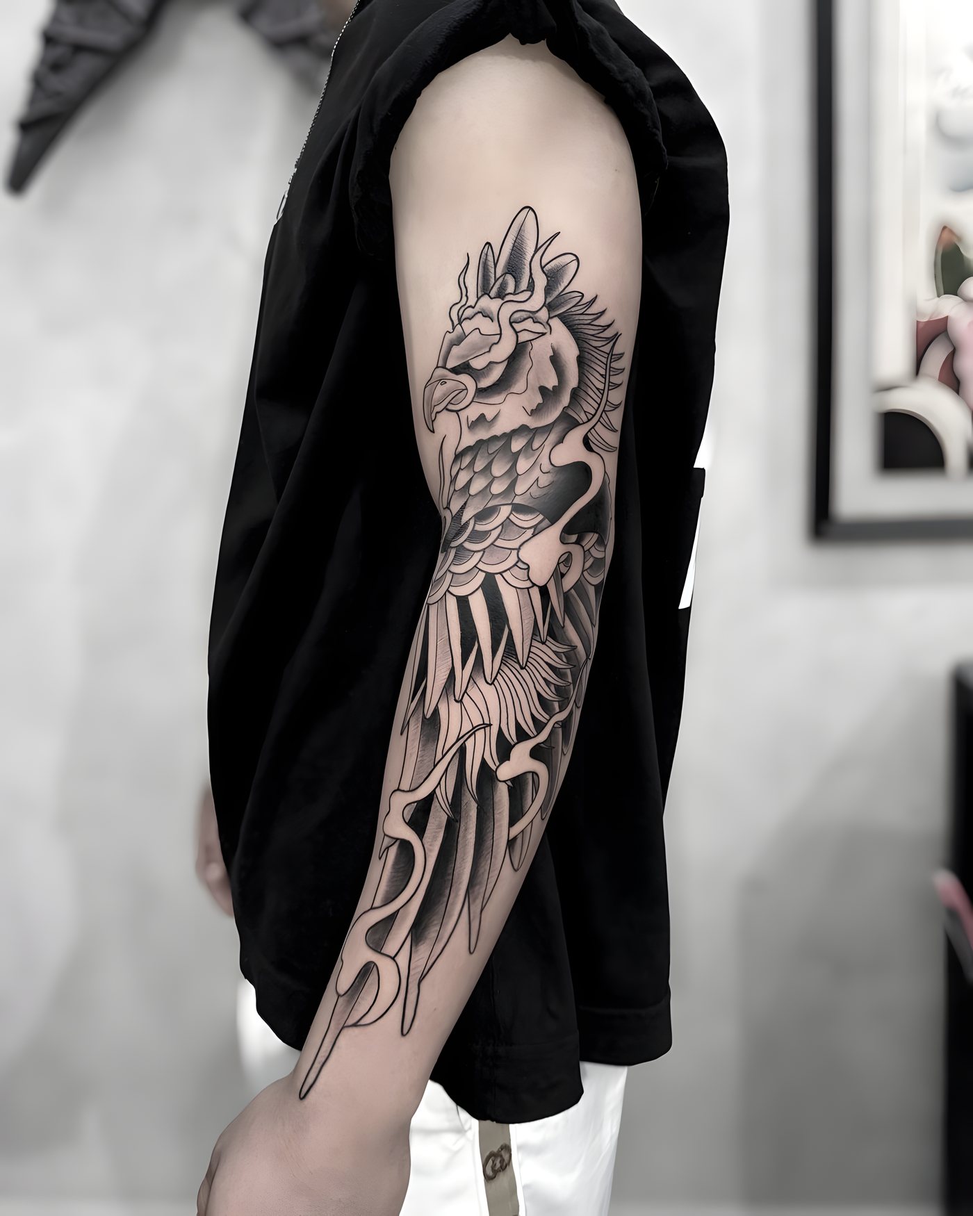 Tatuagem Gavião-Real em blackwork de influência oriental