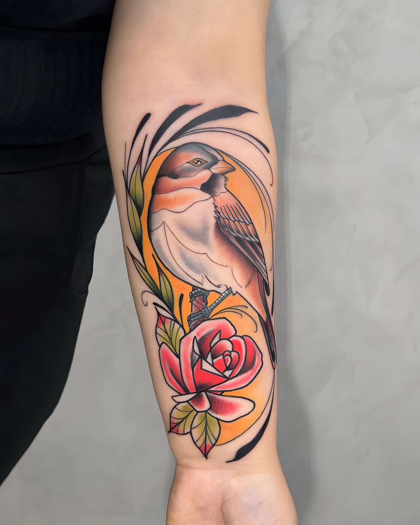 Tatuagem de pássaro e rosa em neo-tradicional
