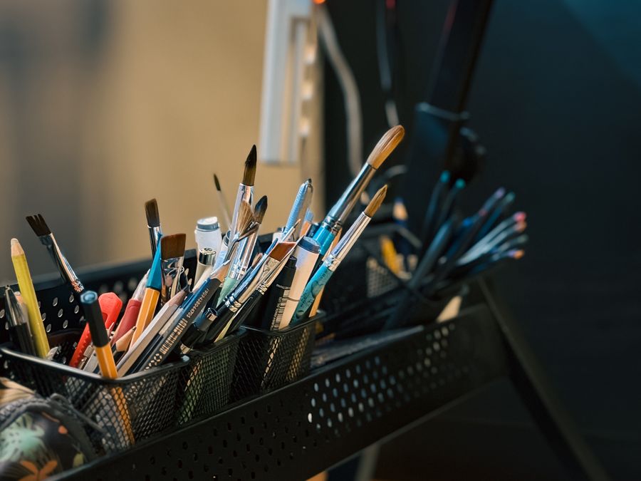 Pincéis e canetas de desenho