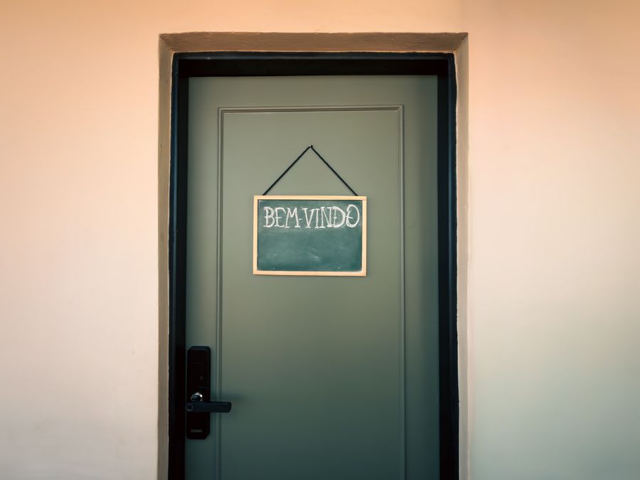 Porta do estúdio com placa de bem-vindo